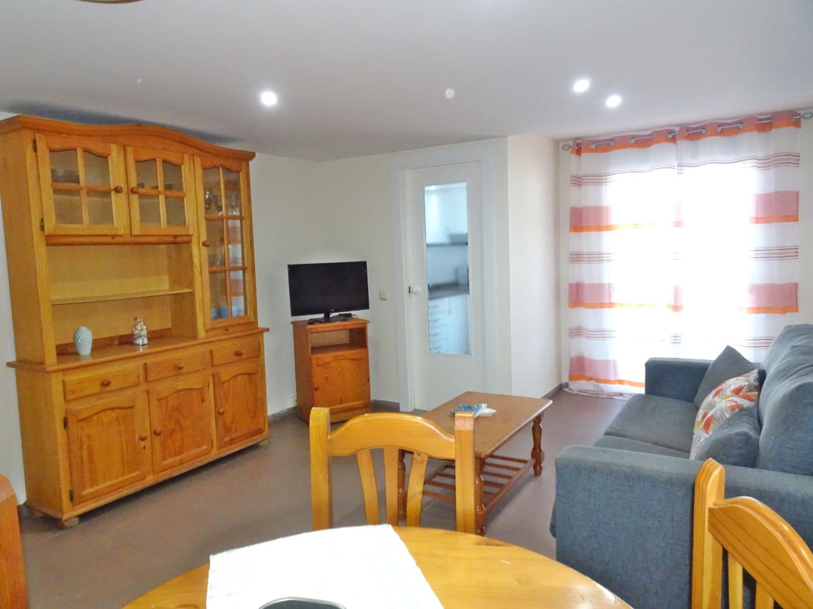 1 soveværelse Strandlejlighed til leje i Gandia med swimmingpool garage - € 400 (Ref: 8241067)