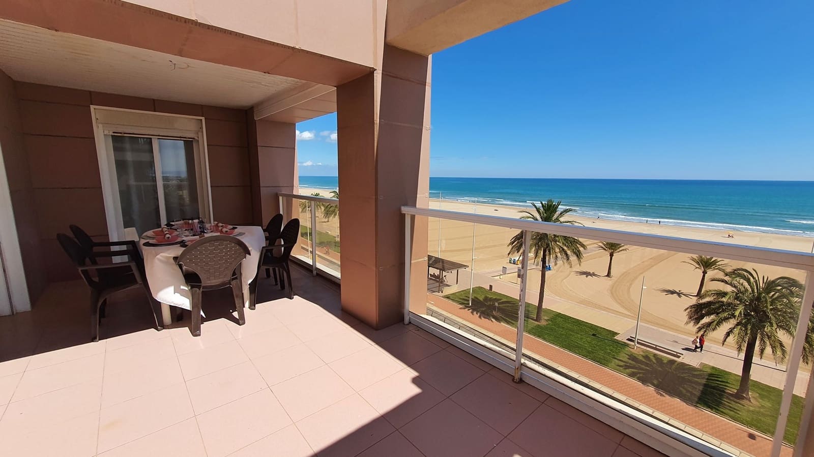 3 soveværelse Strandlejlighed til leje i Gandia med swimmingpool garage - € 900 (Ref: 8241069)