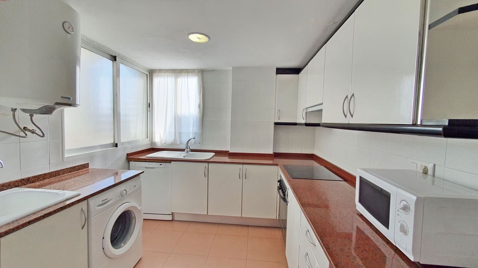 3 soveværelse Strandlejlighed til leje i Gandia med swimmingpool garage - € 900 (Ref: 8241069)