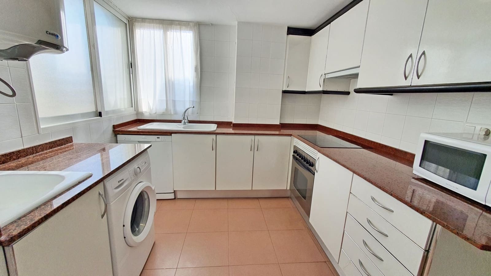 3 soveværelse Strandlejlighed til leje i Gandia med swimmingpool garage - € 900 (Ref: 8241069)