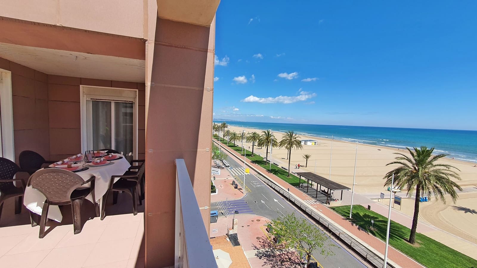 3 soveværelse Strandlejlighed til leje i Gandia med swimmingpool garage - € 900 (Ref: 8241069)