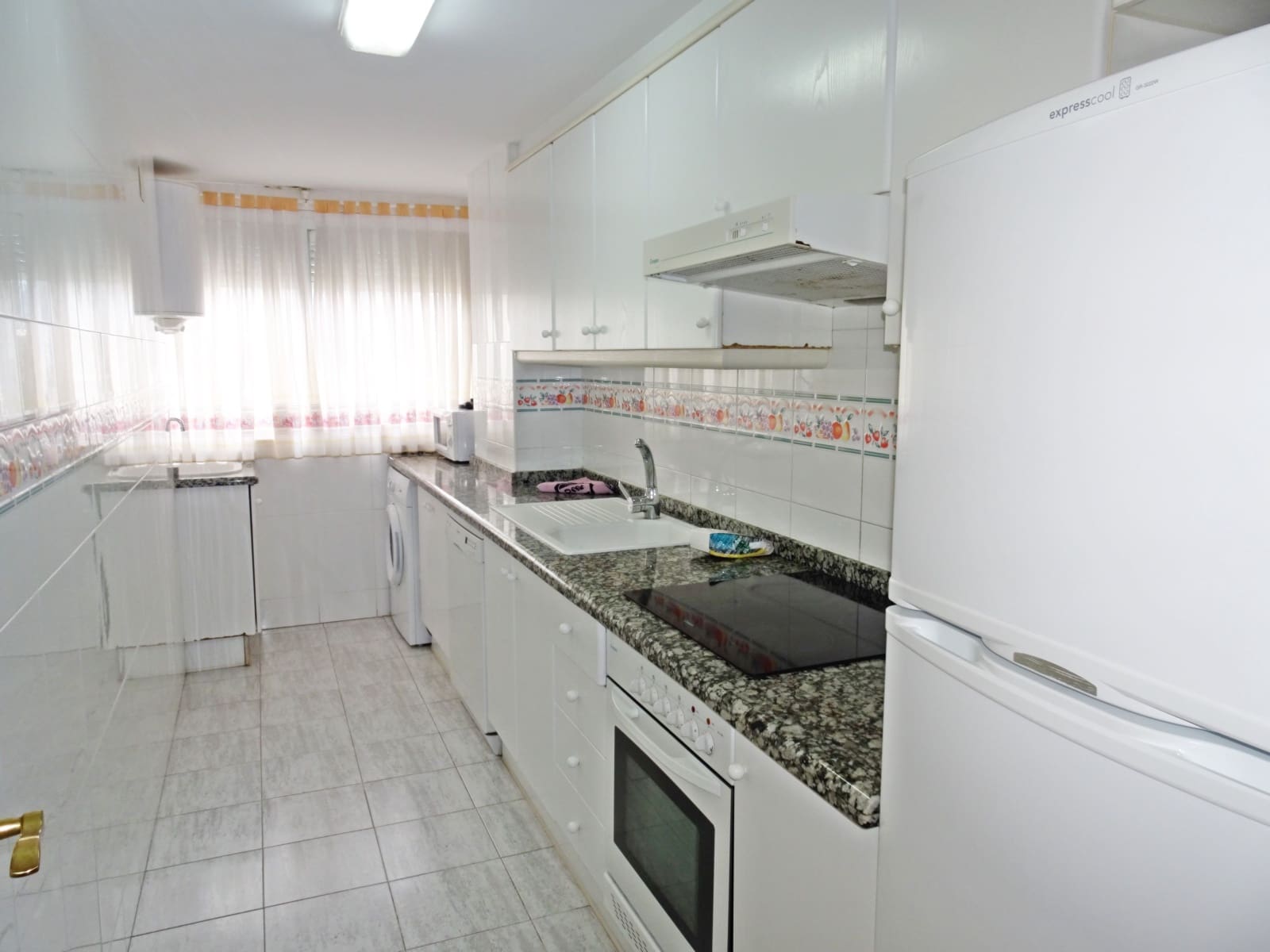 3 soveværelse Strandlejlighed til leje i Gandia med swimmingpool garage - € 550 (Ref: 8241070)