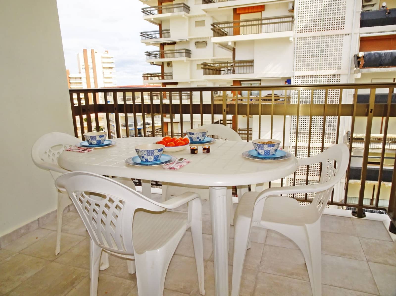 3 soveværelse Strandlejlighed til leje i Gandia med swimmingpool garage - € 850 (Ref: 8241074)