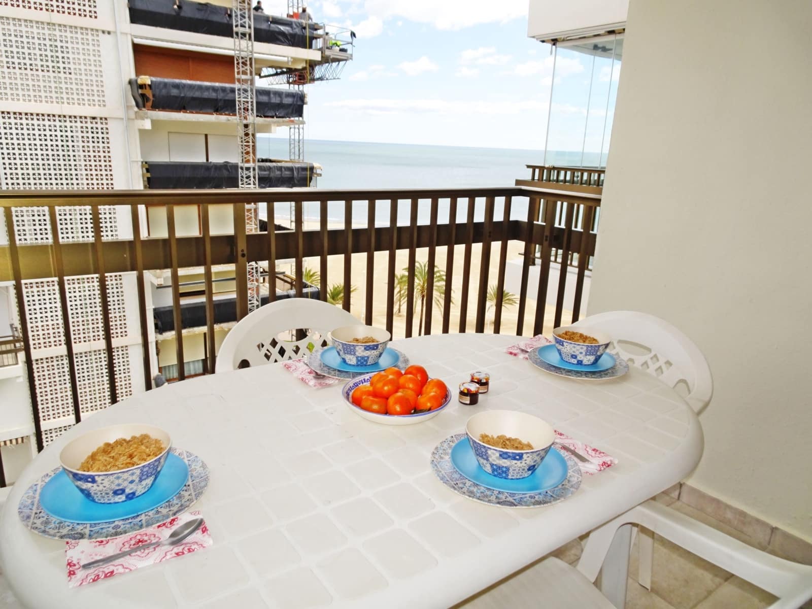 3 soveværelse Strandlejlighed til leje i Gandia med swimmingpool garage - € 850 (Ref: 8241074)