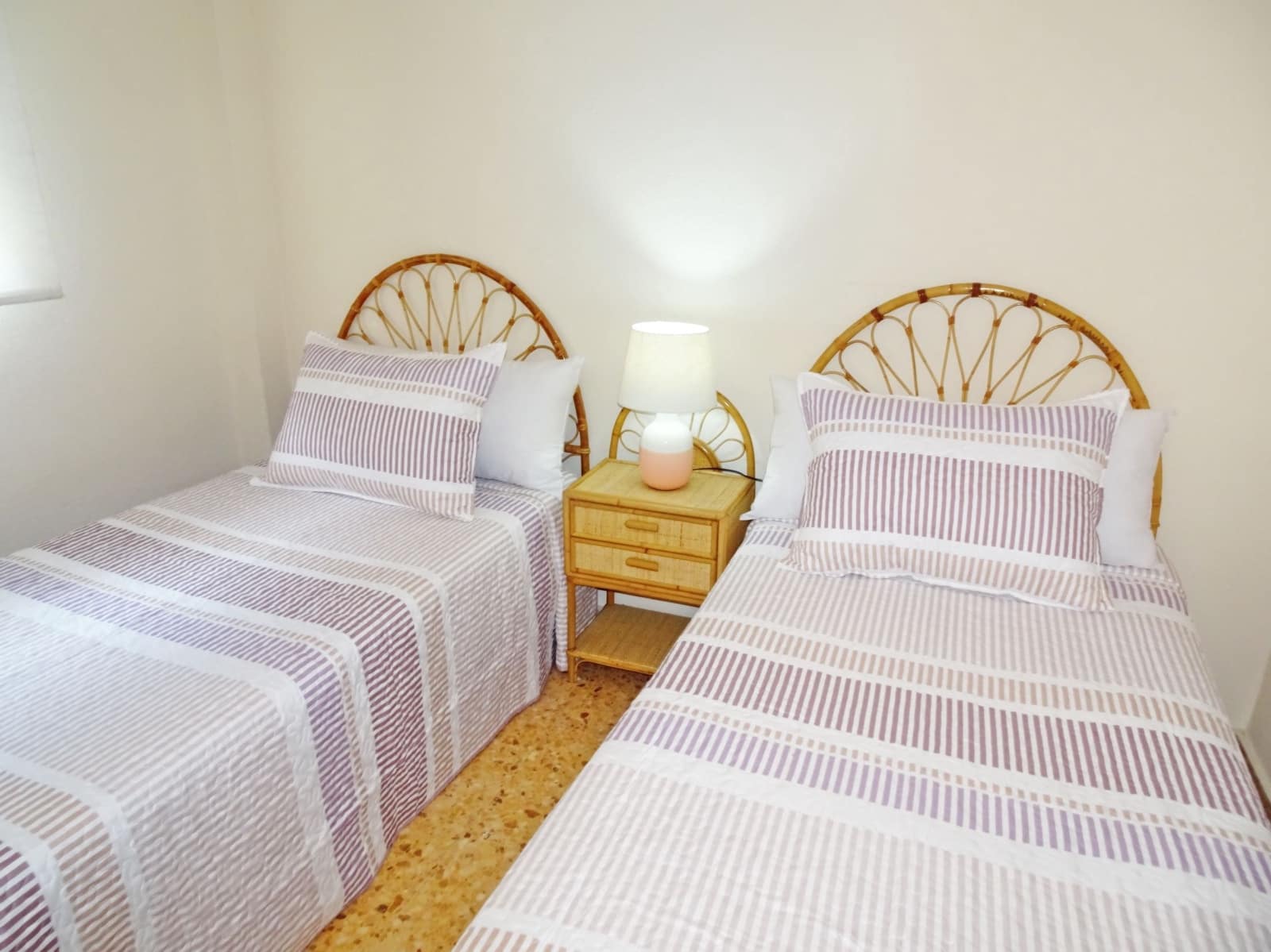 3 soveværelse Strandlejlighed til leje i Gandia med swimmingpool garage - € 850 (Ref: 8241074)