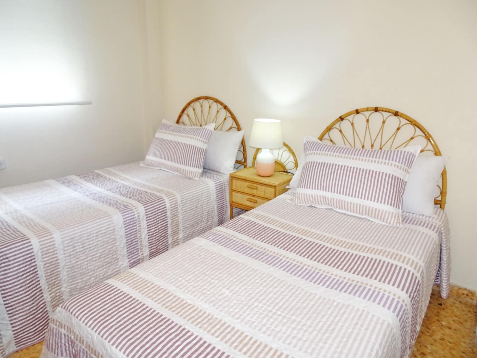 3 soveværelse Strandlejlighed til leje i Gandia med swimmingpool garage - € 850 (Ref: 8241074)