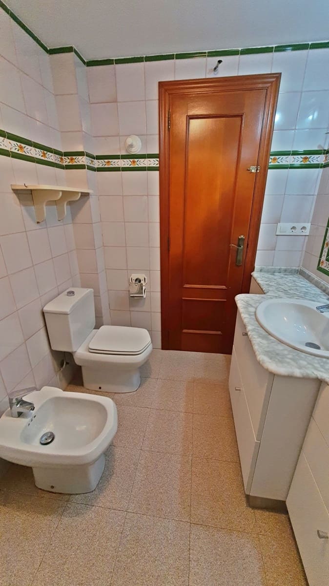 2 soveværelse Strandlejlighed til leje i Miramar - € 700 (Ref: 8364998)