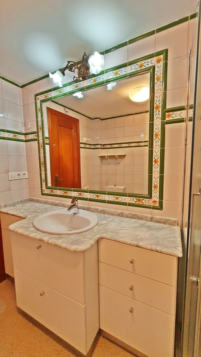 2 soveværelse Strandlejlighed til leje i Miramar - € 700 (Ref: 8364998)