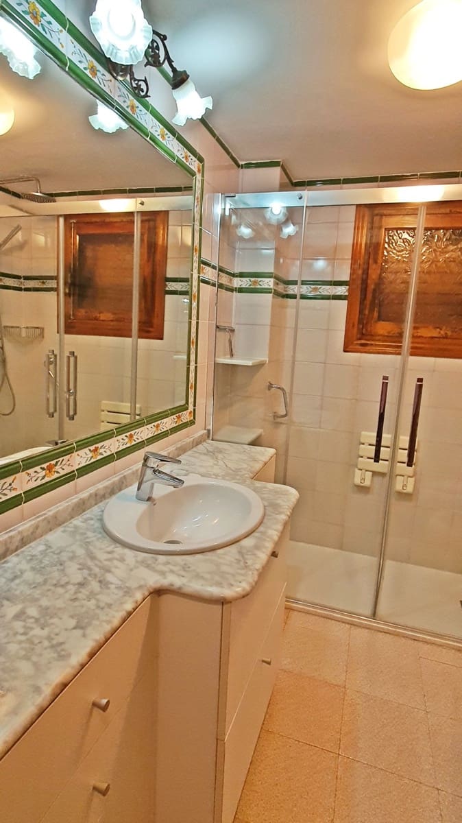 2 soveværelse Strandlejlighed til leje i Miramar - € 700 (Ref: 8364998)