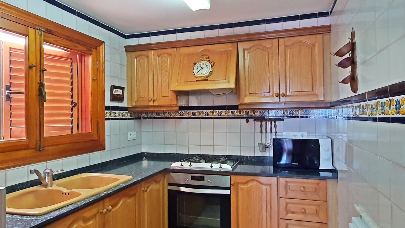 2 soveværelse Strandlejlighed til leje i Miramar - € 700 (Ref: 8364998)