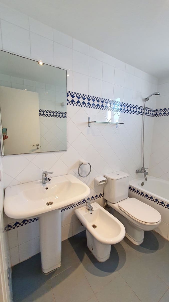 3 soveværelse Strandlejlighed til leje i Gandia med swimmingpool garage - € 800 (Ref: 8364999)