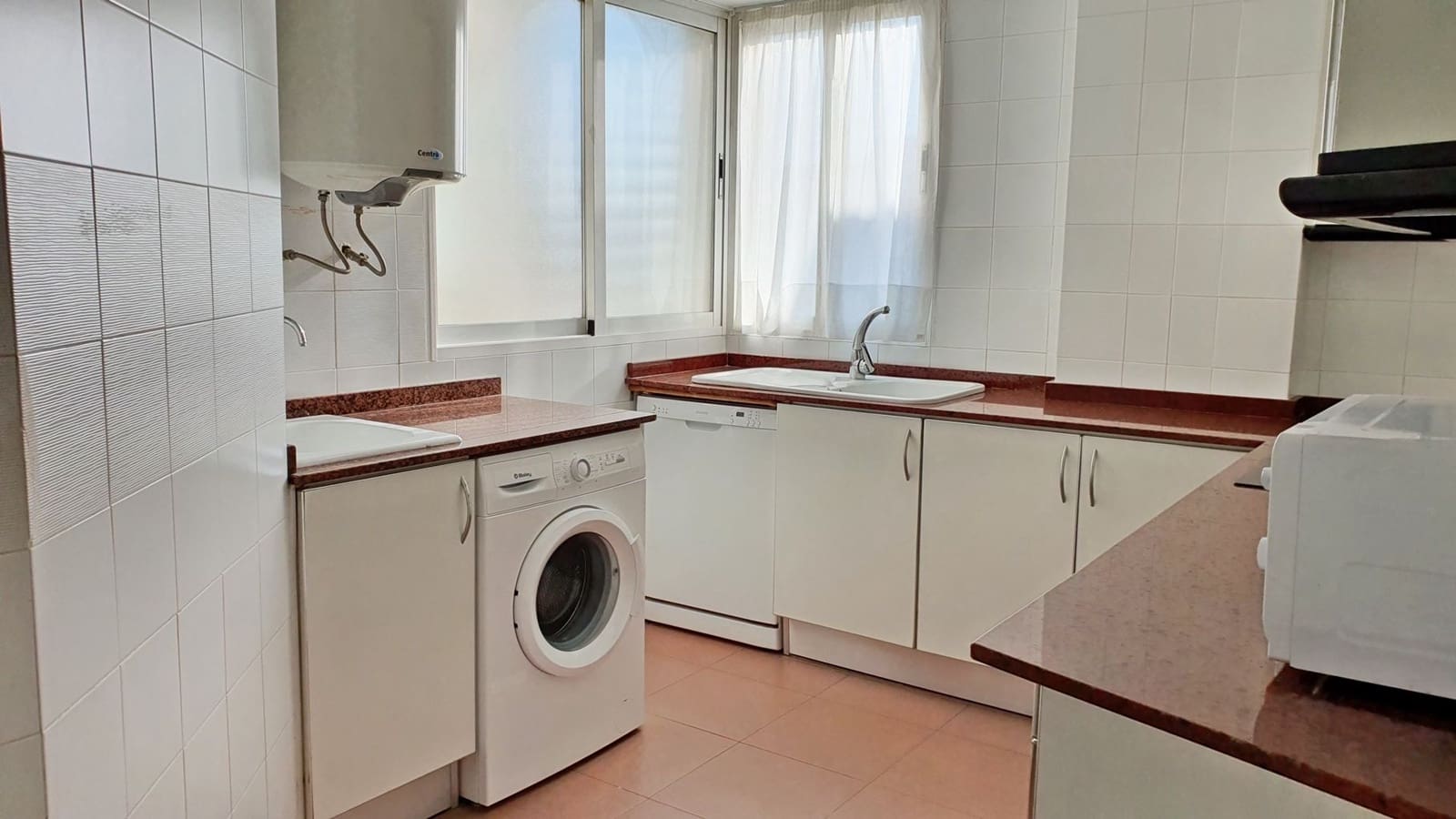 3 soveværelse Strandlejlighed til leje i Gandia med swimmingpool garage - € 800 (Ref: 8364999)