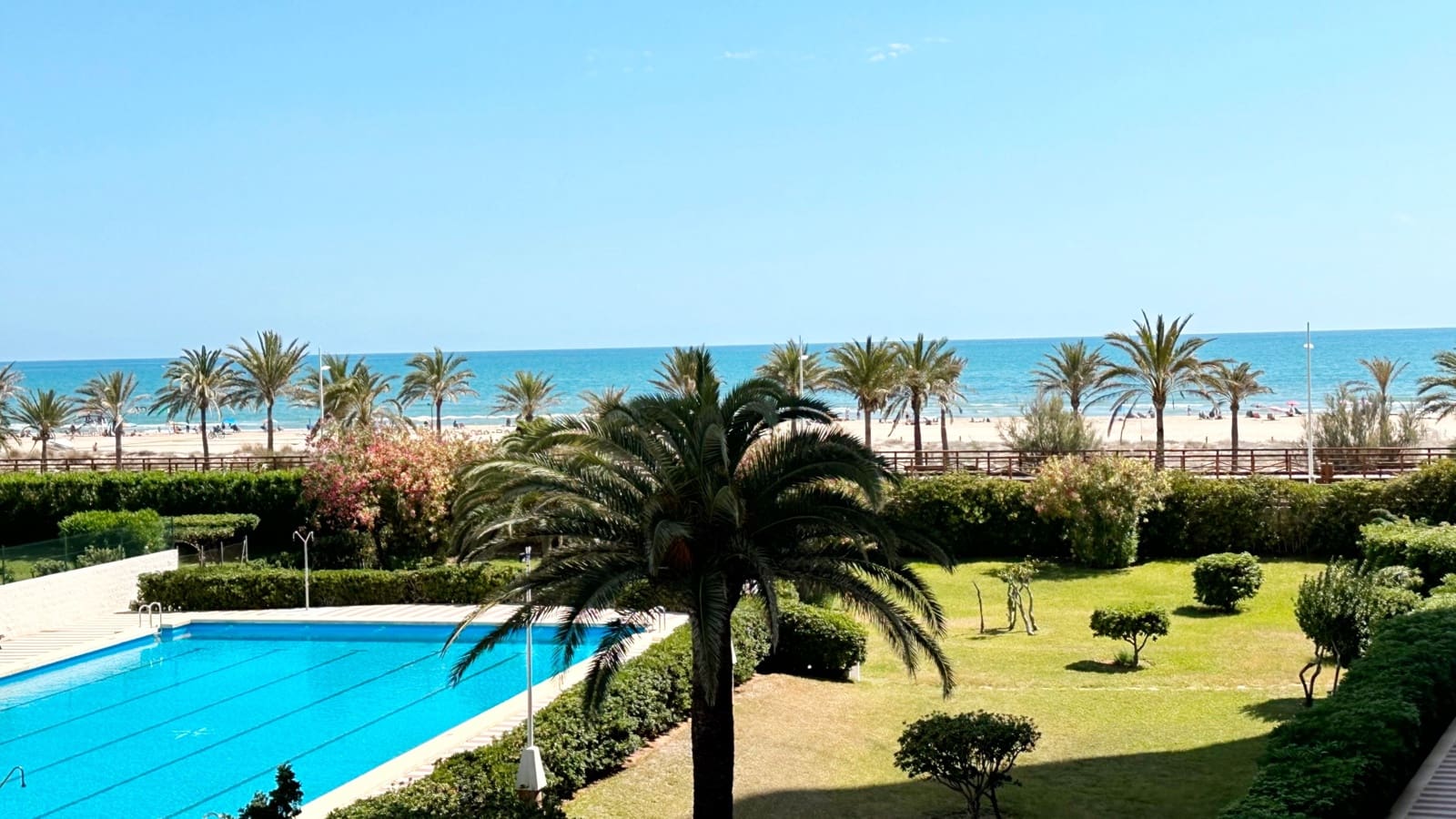 3 Zimmer Strandapartment zu vermieten in Gandia mit Pool Garage - 700 € (Ref: 8365001)