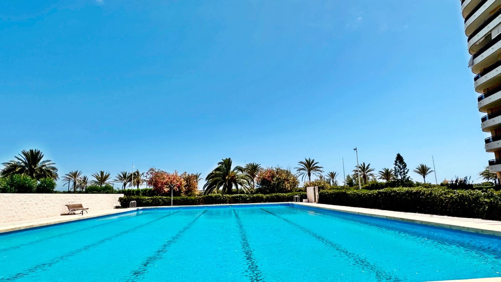 3 Zimmer Strandapartment zu vermieten in Gandia mit Pool Garage - 700 € (Ref: 8365001)