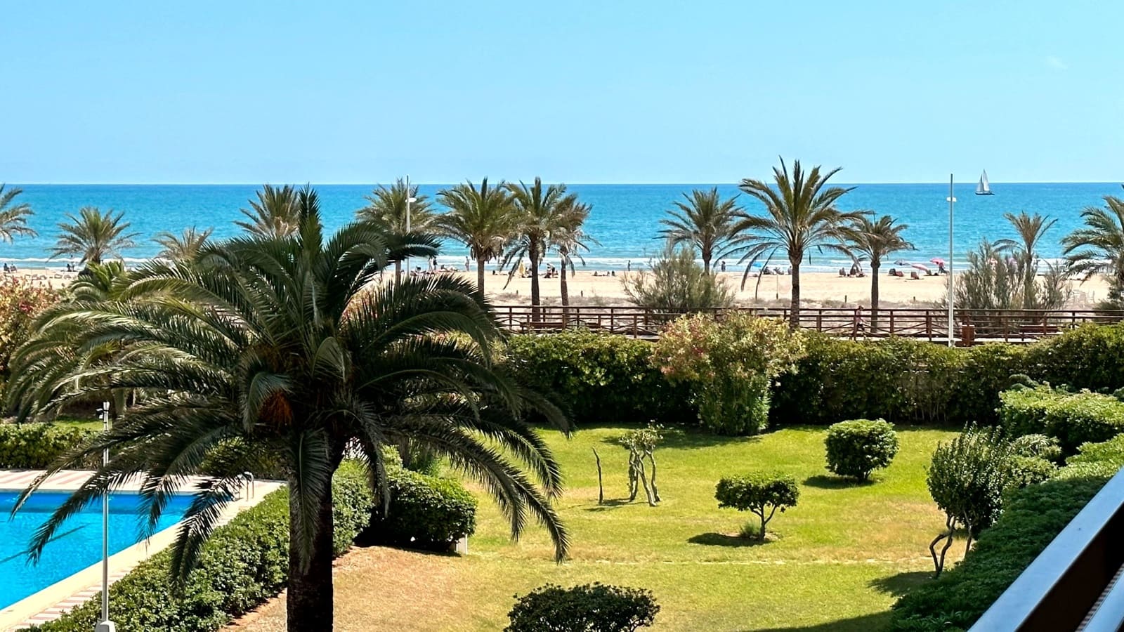 3 Zimmer Strandapartment zu vermieten in Gandia mit Pool Garage - 700 € (Ref: 8365001)