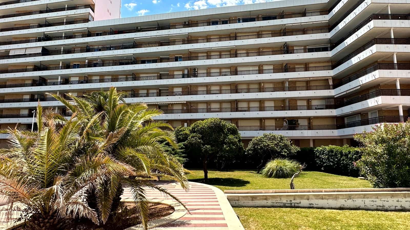 3 Zimmer Strandapartment zu vermieten in Gandia mit Pool Garage - 700 € (Ref: 8365001)