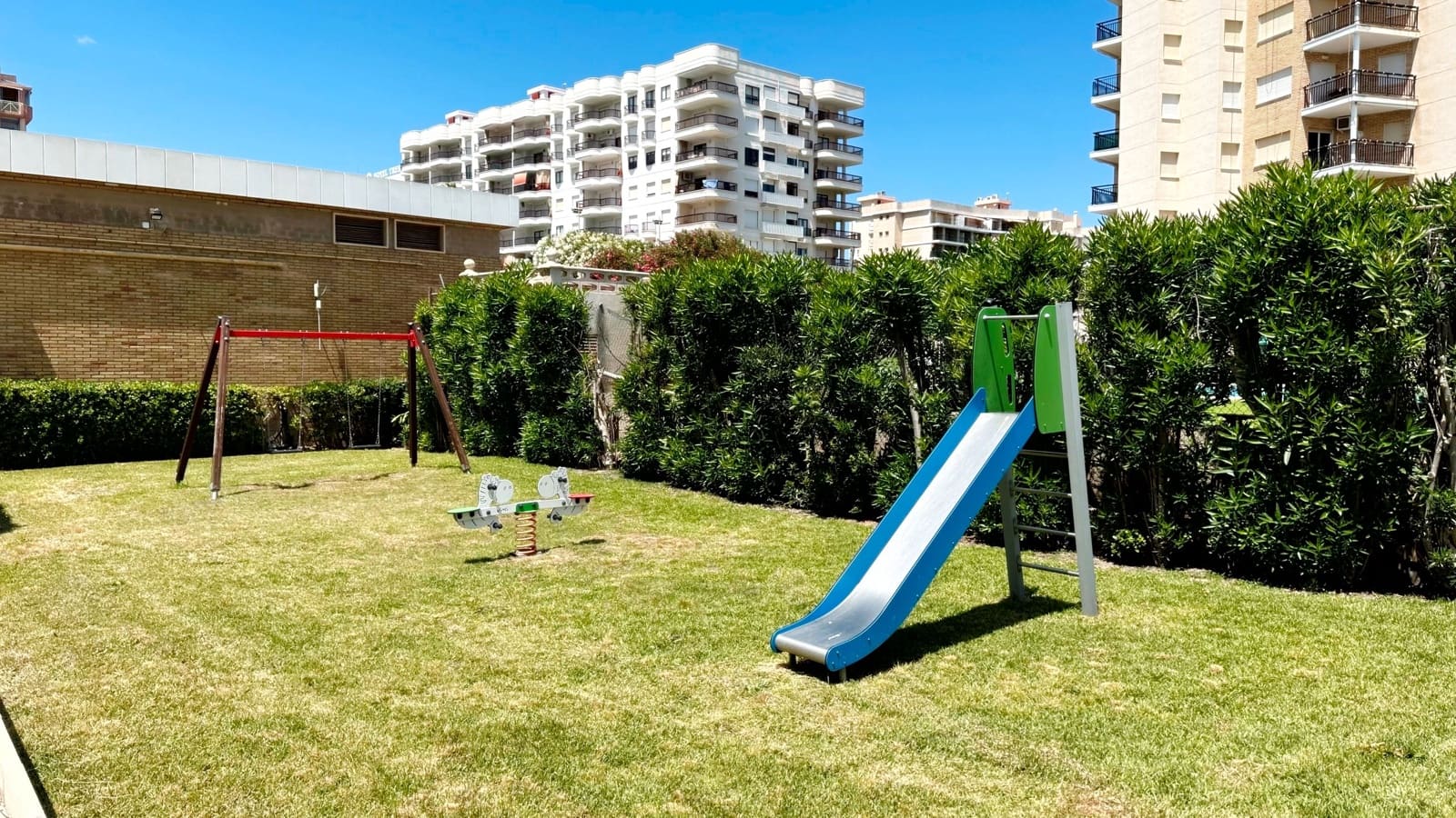 3 Zimmer Strandapartment zu vermieten in Gandia mit Pool Garage - 700 € (Ref: 8365001)