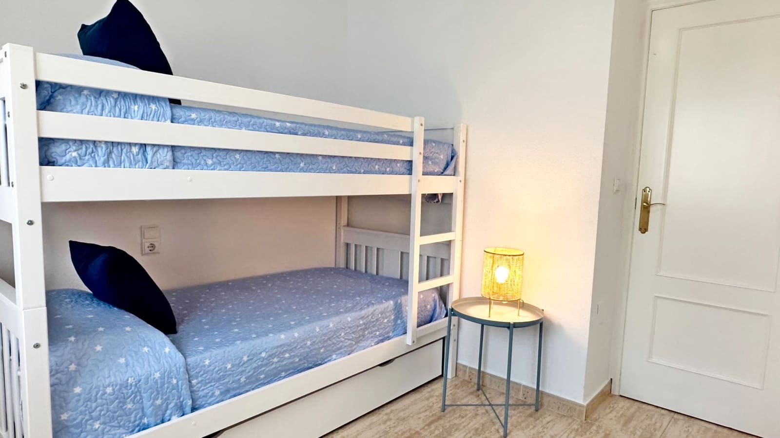 2 soveværelse Byhus til leje i Oliva med swimmingpool garage - € 700 (Ref: 8907098)