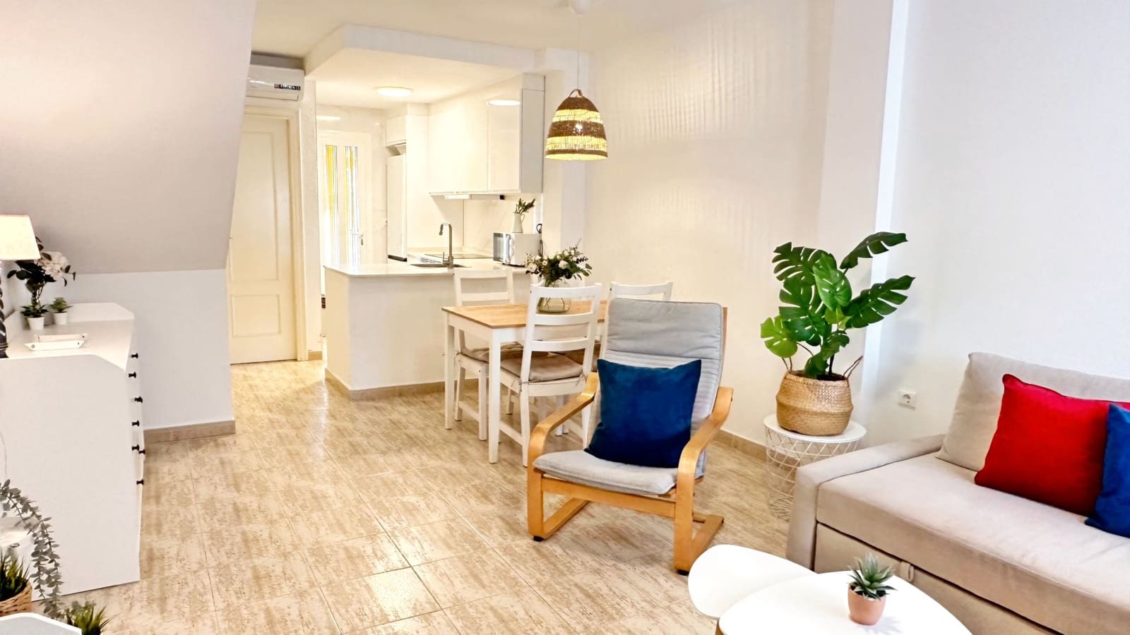 2 soveværelse Byhus til leje i Oliva med swimmingpool garage - € 700 (Ref: 8907098)