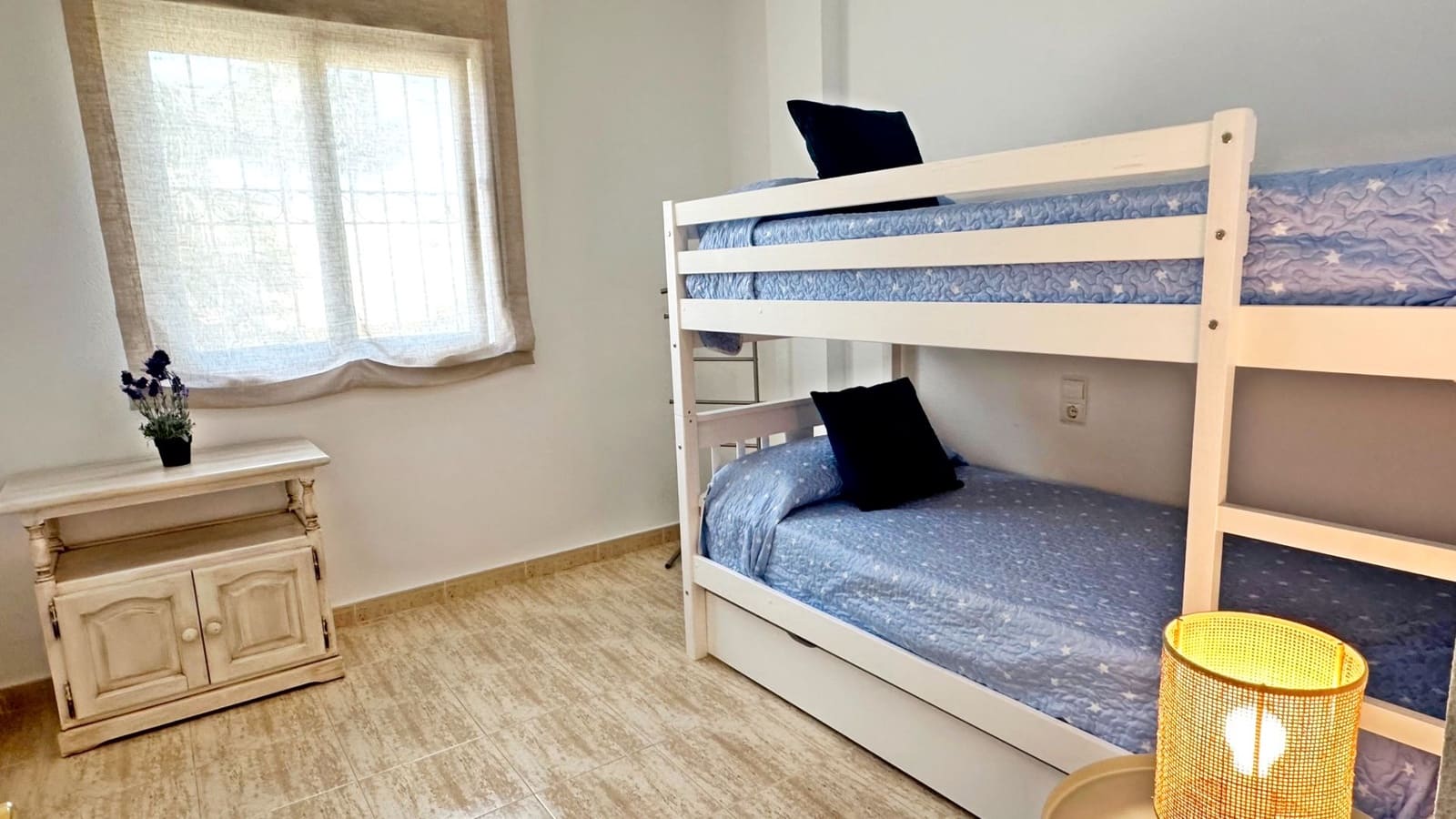 2 soveværelse Byhus til leje i Oliva med swimmingpool garage - € 700 (Ref: 8907098)