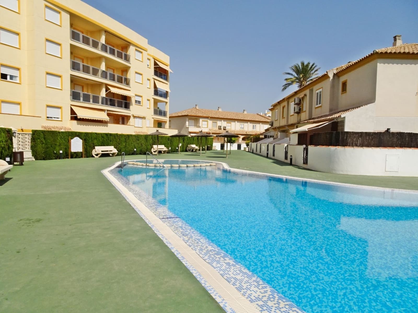 2 soveværelse Byhus til leje i Oliva med swimmingpool garage - € 700 (Ref: 8907098)