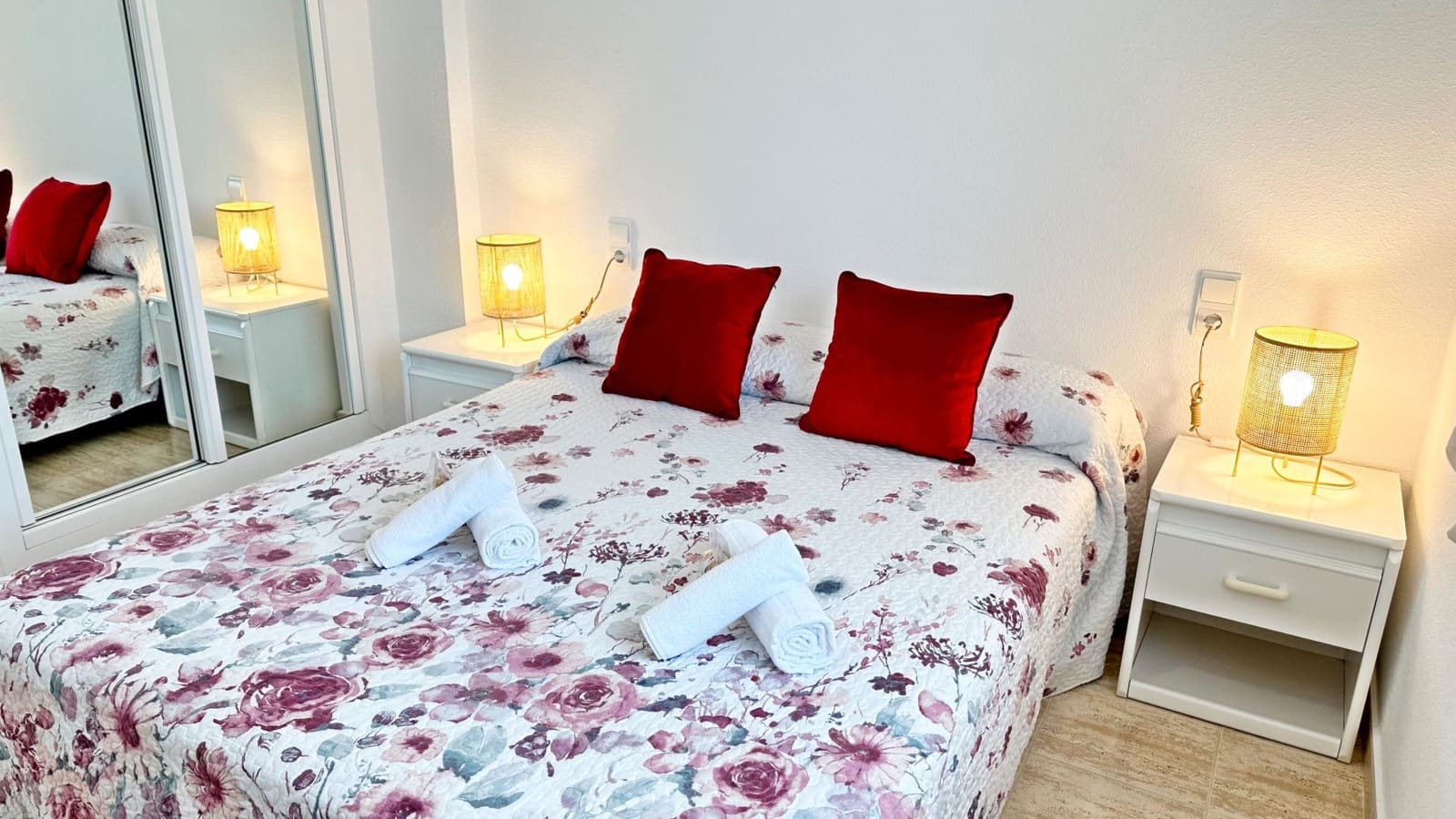 2 soveværelse Byhus til leje i Oliva med swimmingpool garage - € 700 (Ref: 8907098)