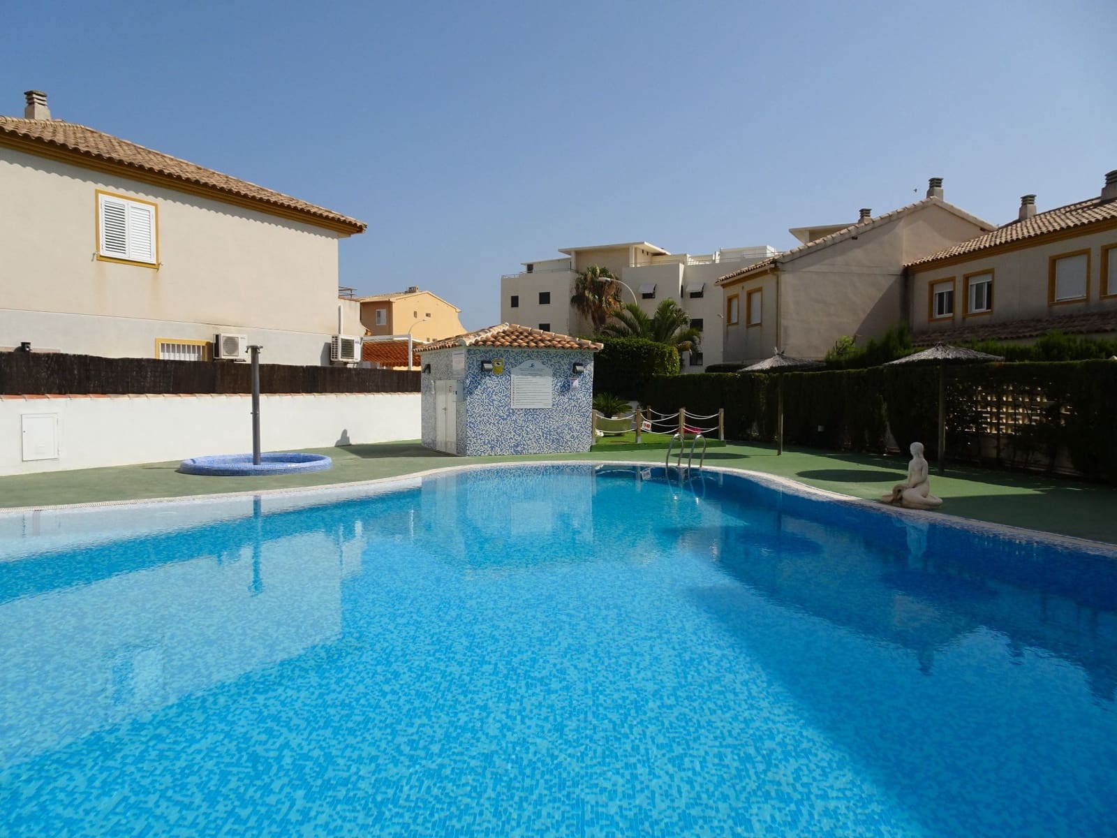 2 soveværelse Byhus til leje i Oliva med swimmingpool garage - € 700 (Ref: 8907098)