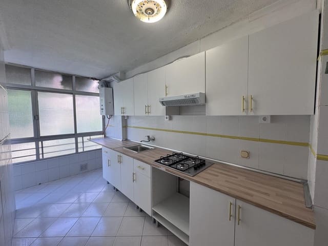 3 soveværelse Lejlighed til salg i Juan XXIII, Alicante by - € 125.000 (Ref: 10023388)
