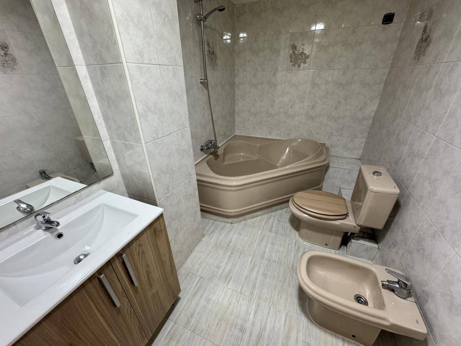 4 bedroom Flat for sale in Alicante / Alacant city - € 219,900 (Ref: 9072650)