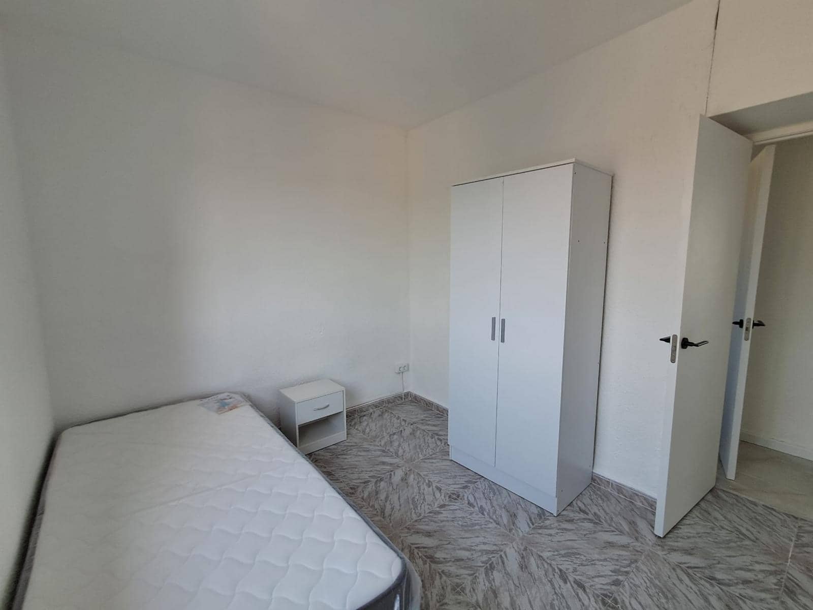 4 soverom Leilighet til salgs i Alicante by - € 98 000 (Ref: 9403160)