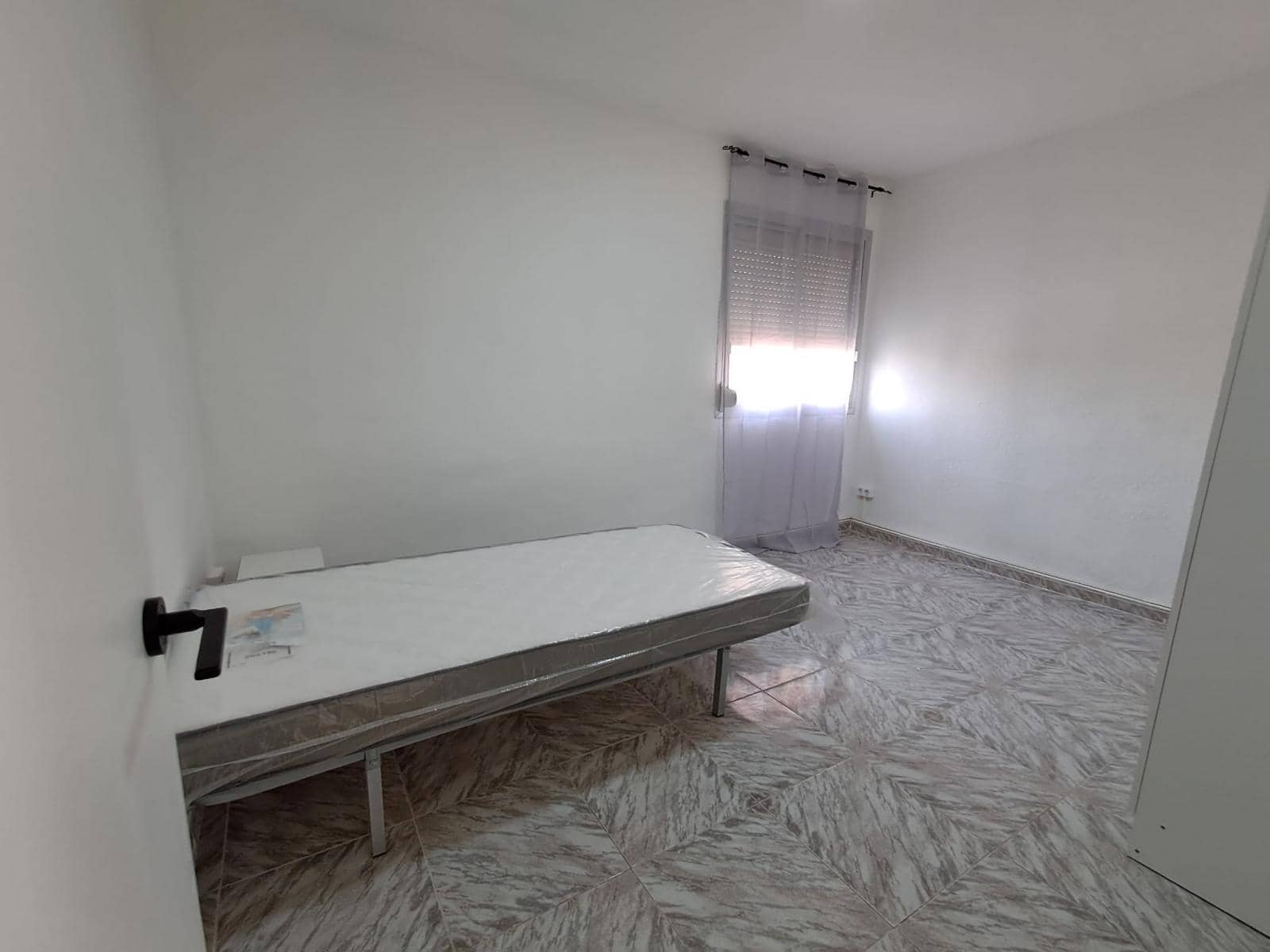 4 soverom Leilighet til salgs i Alicante by - € 98 000 (Ref: 9403160)