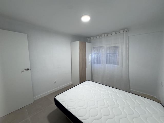 3 soveværelse Lejlighed til salg i Colonia Requena, Alicante by - € 90.000 (Ref: 9432387)