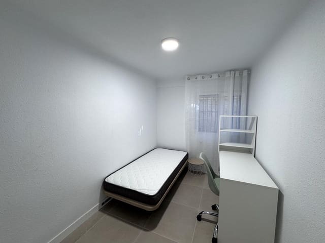 3 soveværelse Lejlighed til salg i Colonia Requena, Alicante by - € 90.000 (Ref: 9432387)