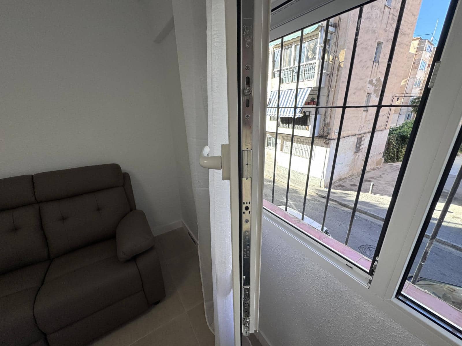 3 slaapkamer Flat te koop in Alicante stad - € 90.000 (Ref: 9432387)