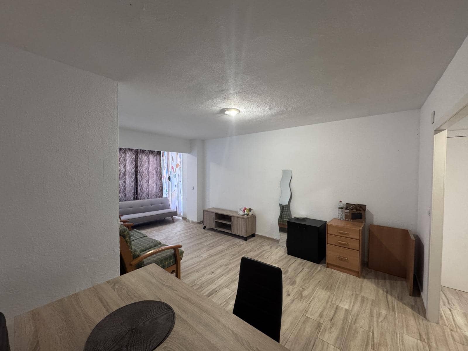 4 bedroom Flat for sale in Alicante / Alacant city - € 115,000 (Ref: 9504733)