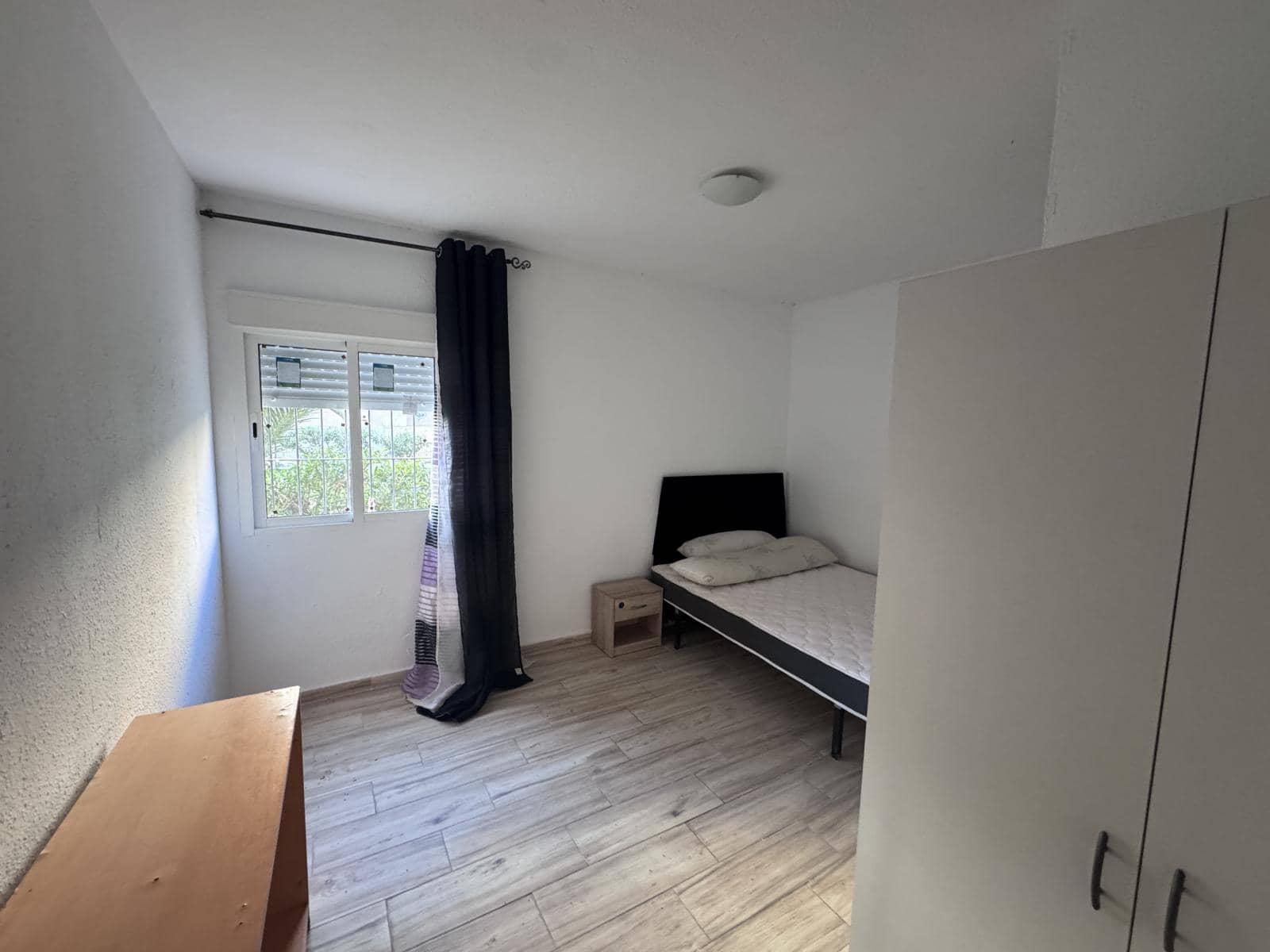 4 bedroom Flat for sale in Alicante / Alacant city - € 115,000 (Ref: 9504733)