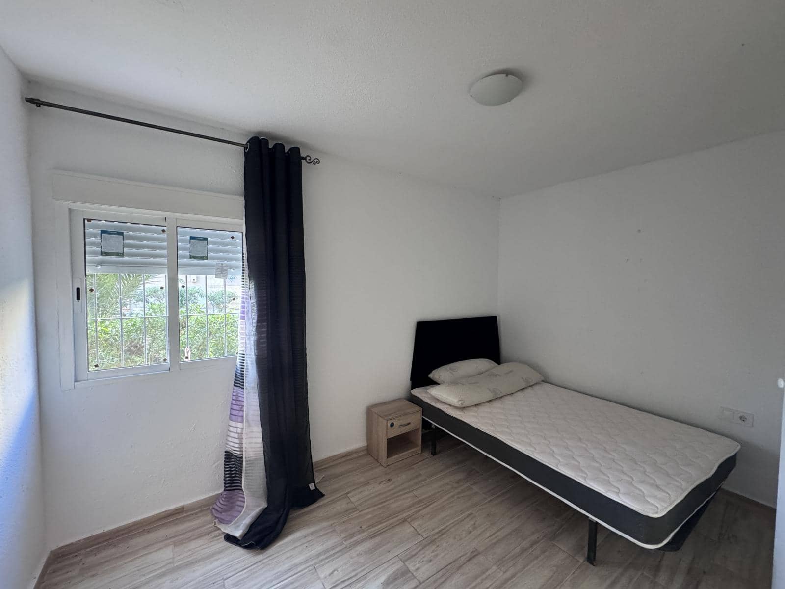 4 bedroom Flat for sale in Alicante / Alacant city - € 115,000 (Ref: 9504733)