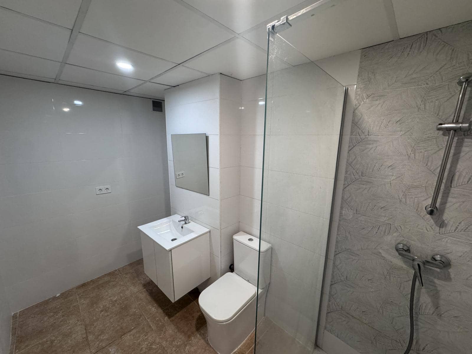 4 bedroom Flat for sale in Alicante / Alacant city - € 115,000 (Ref: 9504733)