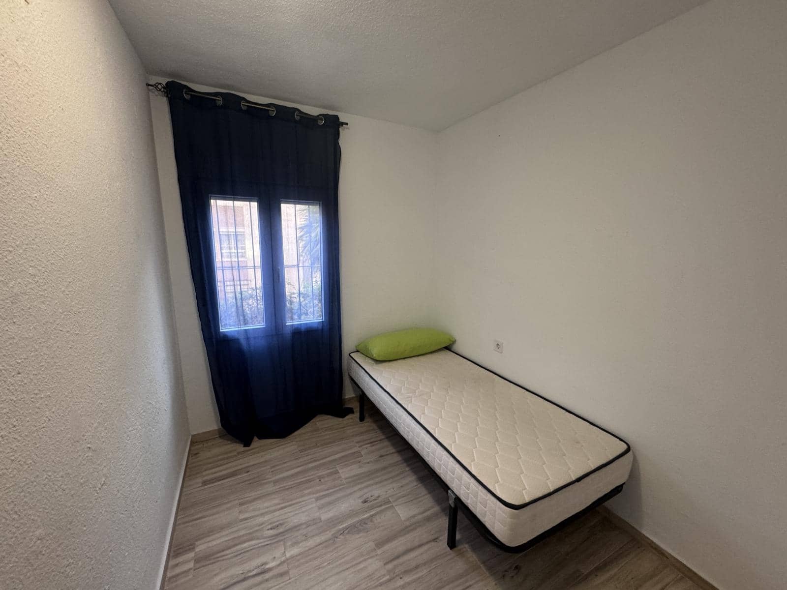 4 bedroom Flat for sale in Alicante / Alacant city - € 115,000 (Ref: 9504733)