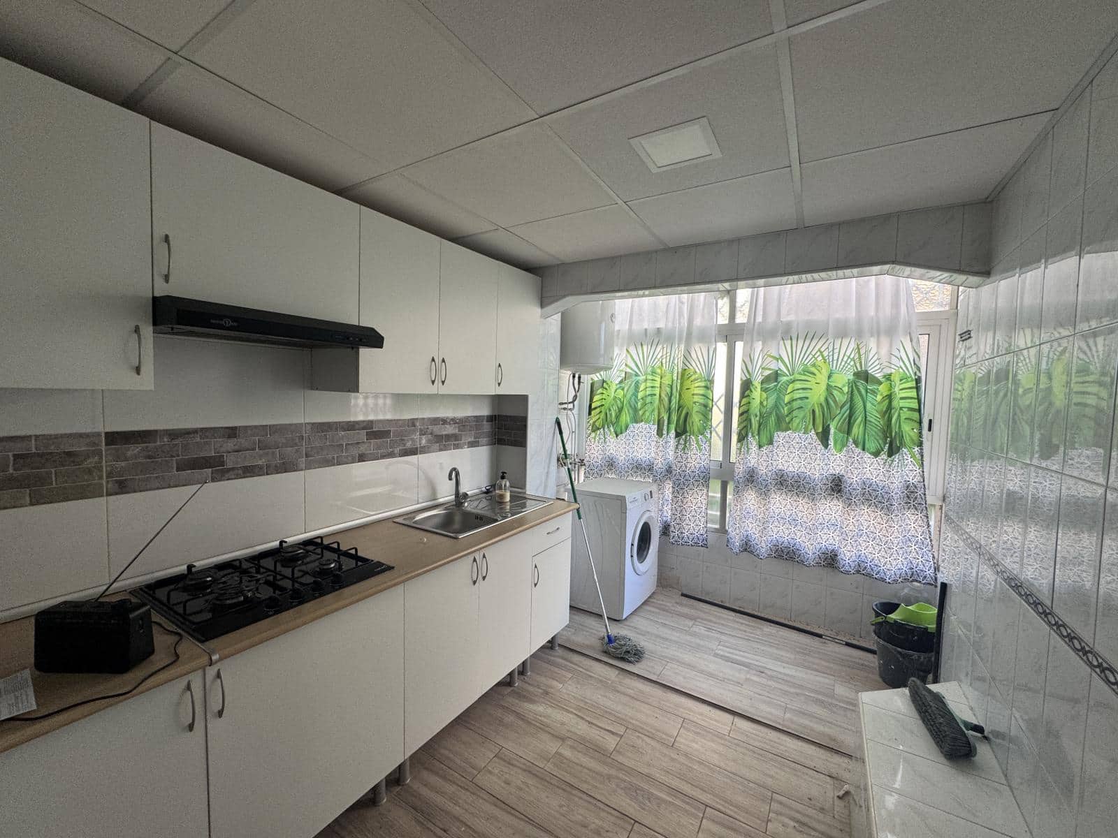 4 bedroom Flat for sale in Alicante / Alacant city - € 115,000 (Ref: 9504733)