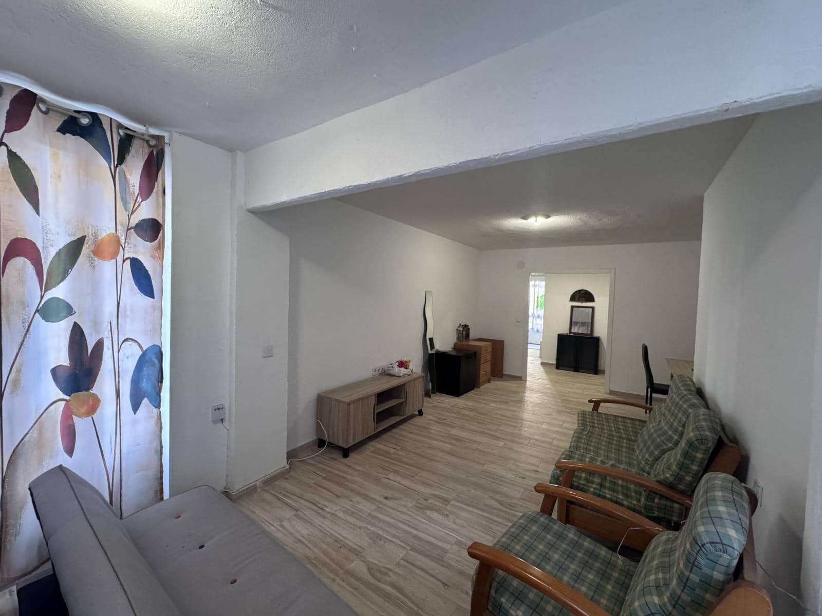 4 bedroom Flat for sale in Alicante / Alacant city - € 115,000 (Ref: 9504733)