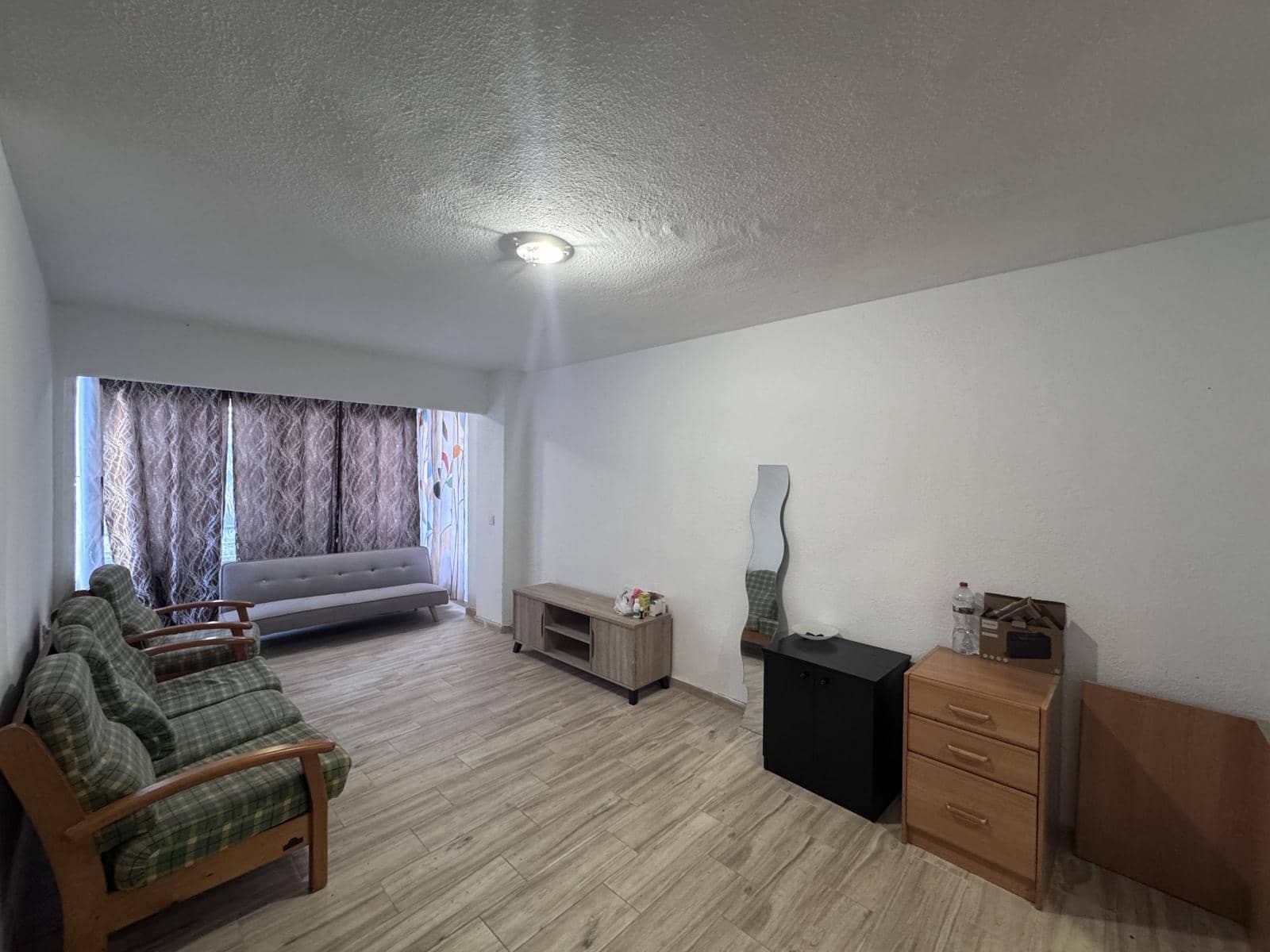 4 bedroom Flat for sale in Alicante / Alacant city - € 115,000 (Ref: 9504733)