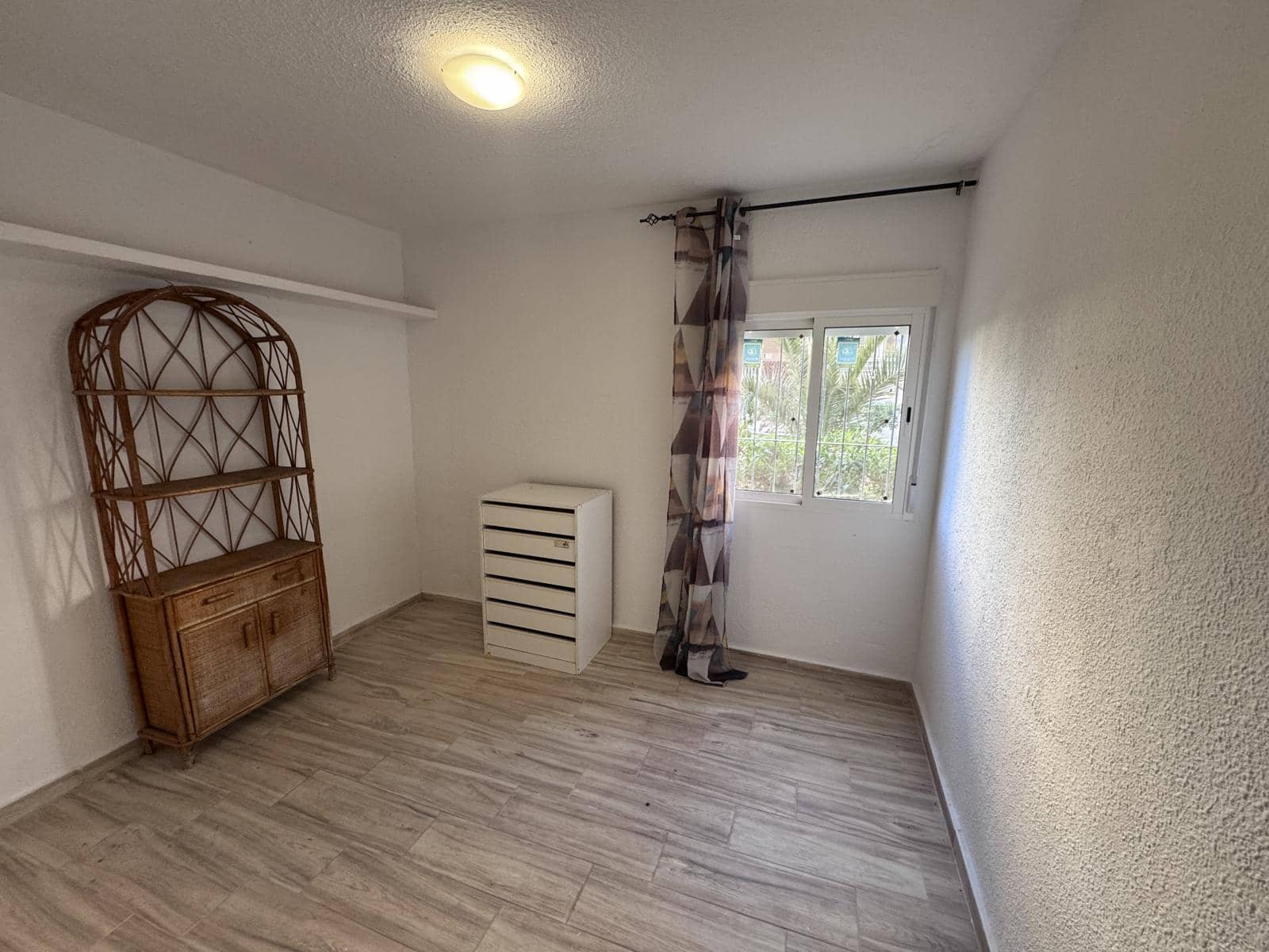 4 bedroom Flat for sale in Alicante / Alacant city - € 115,000 (Ref: 9504733)