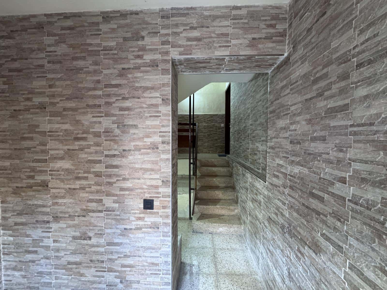 4 bedroom Flat for sale in Alicante / Alacant city - € 115,000 (Ref: 9504733)