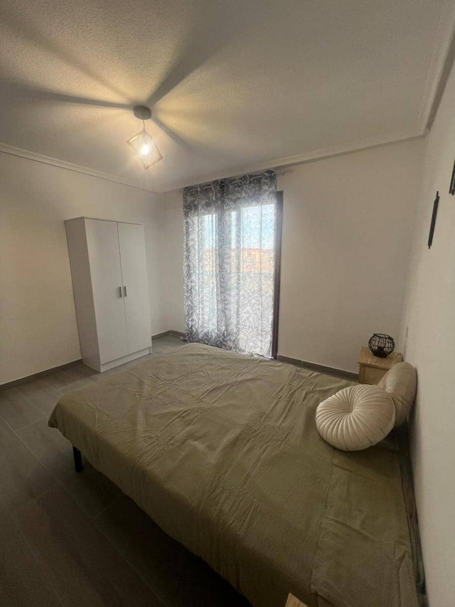 4 bedroom Flat for sale in Alicante / Alacant city - € 107,000 (Ref: 9733809)