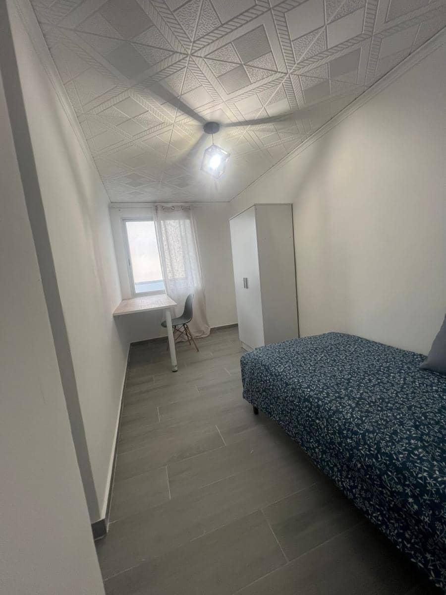 4 bedroom Flat for sale in Alicante / Alacant city - € 107,000 (Ref: 9733809)