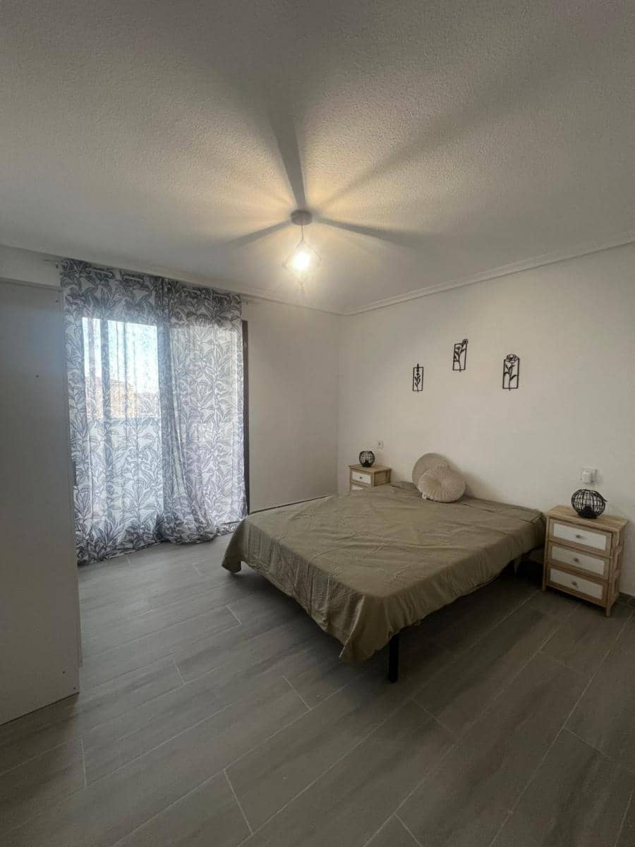 4 bedroom Flat for sale in Alicante / Alacant city - € 107,000 (Ref: 9733809)