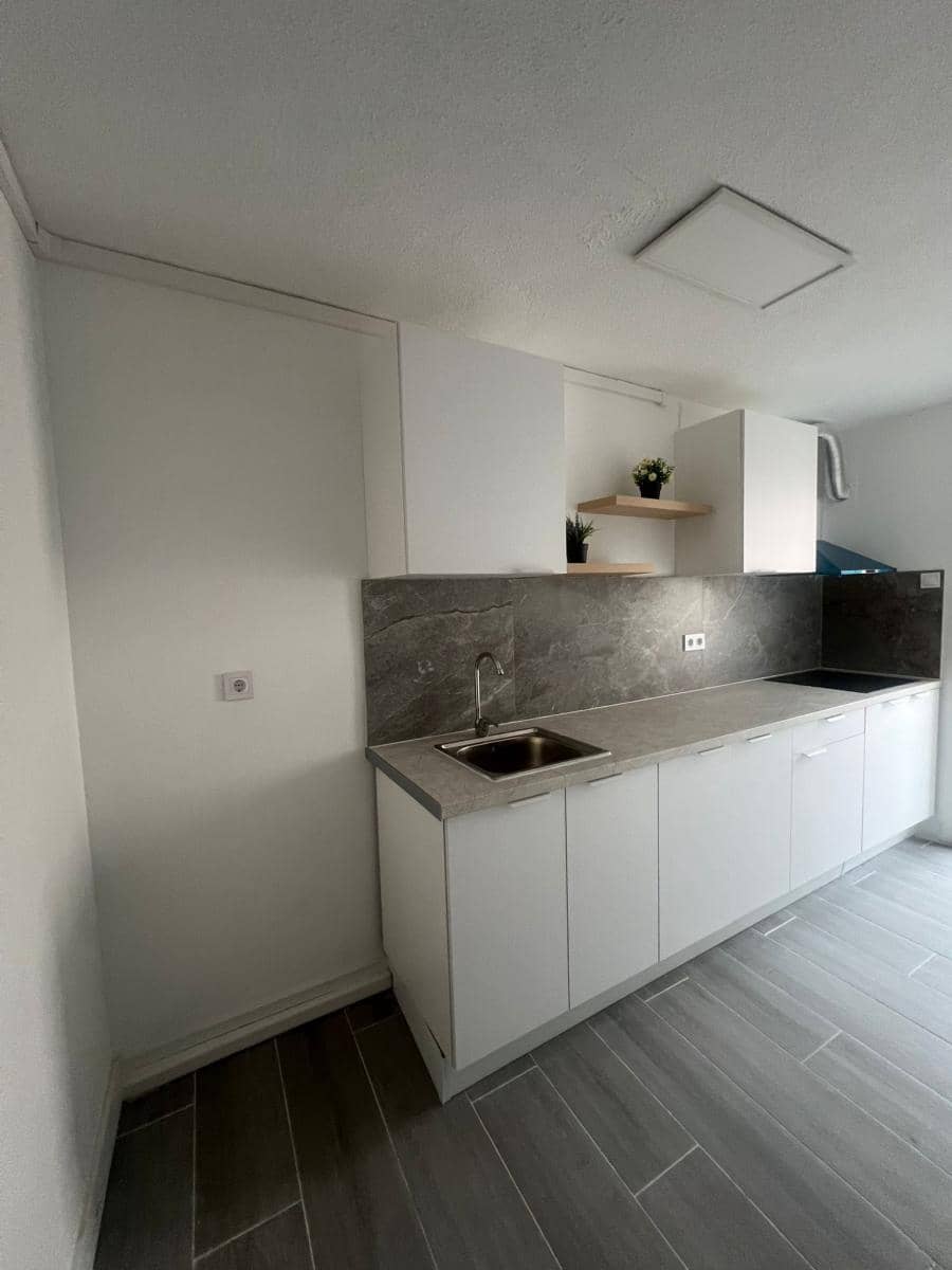 4 bedroom Flat for sale in Alicante / Alacant city - € 107,000 (Ref: 9733809)