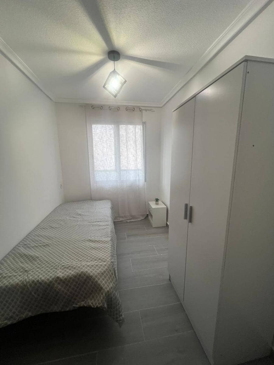 4 bedroom Flat for sale in Alicante / Alacant city - € 107,000 (Ref: 9733809)