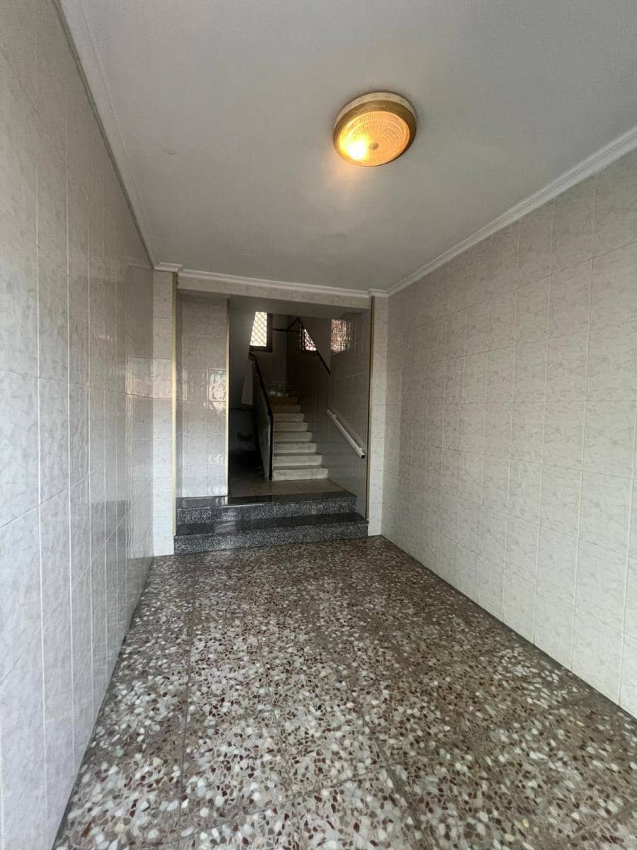 4 bedroom Flat for sale in Alicante / Alacant city - € 107,000 (Ref: 9733809)